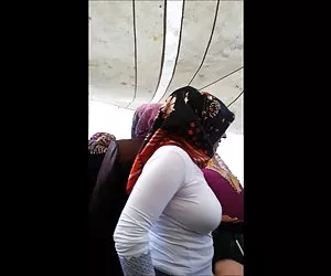 顺从的亚洲女友在凸轮上做爱