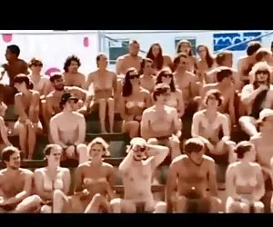 Serena学生穿着粉红色的裙子